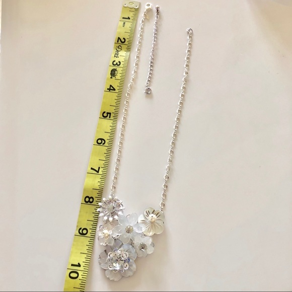 White & Silver floral necklace. Avon - Picture 2 of 4